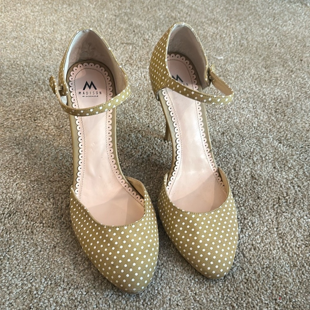Tan and white Polk a dot heels